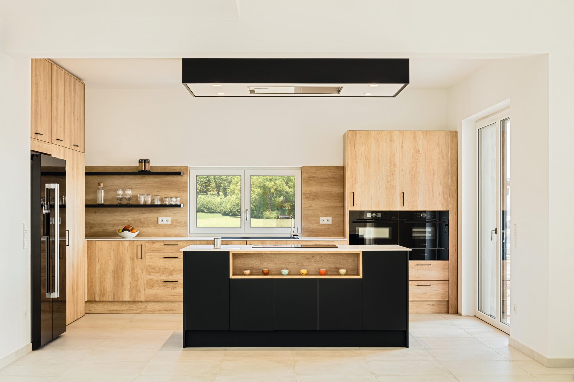 Kitchen in EGGER Natural Nebraska Oak H3331 ST10 with an Indigo Blue U599 island