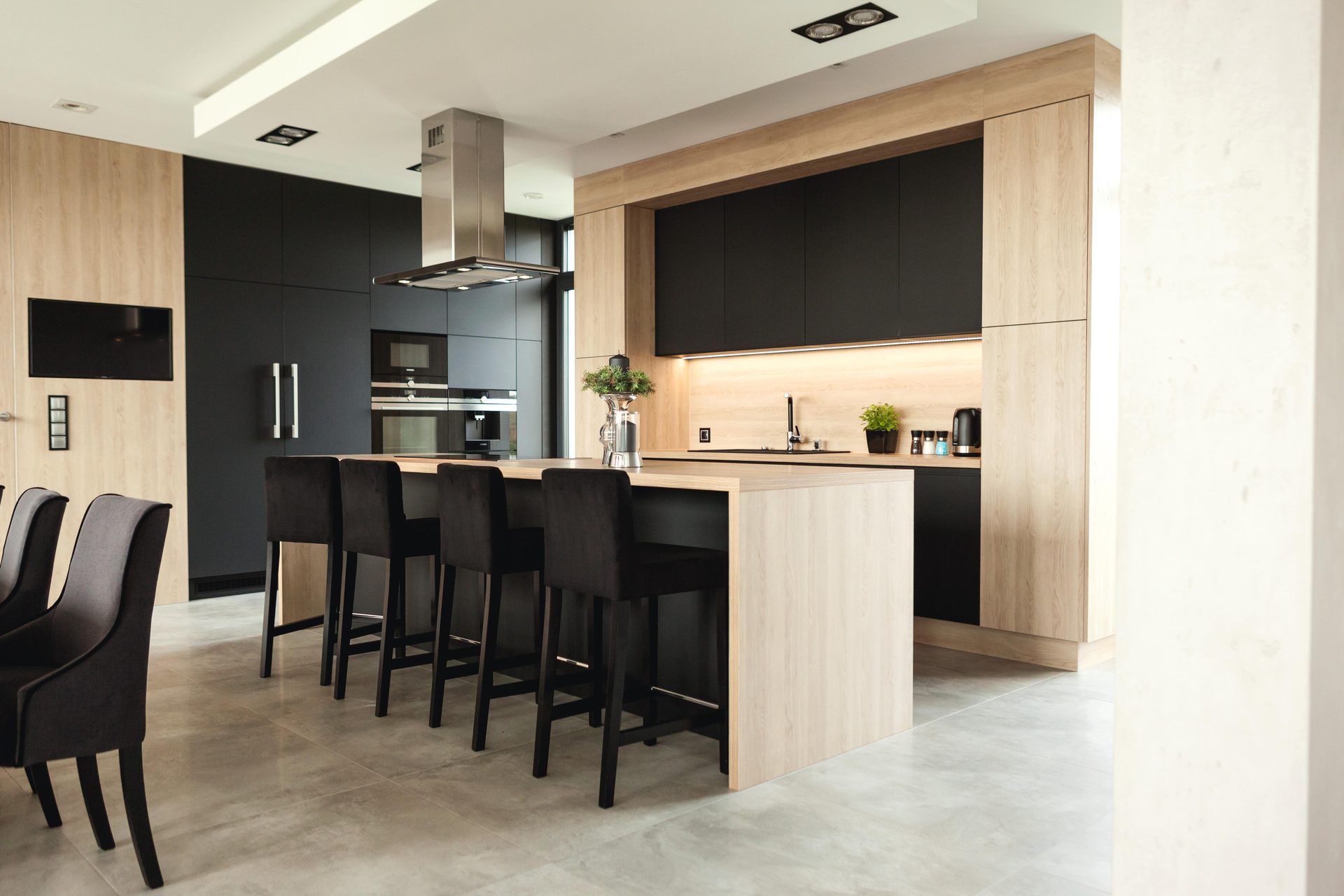 Kitchen in EGGER Sand Gladstone Oak H3309 ST28 with Black U999