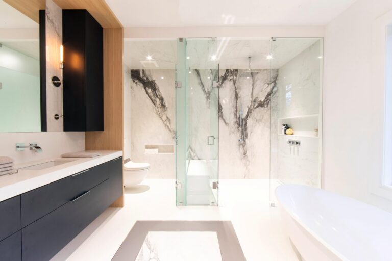 Bathroom vanity unit with a marble top