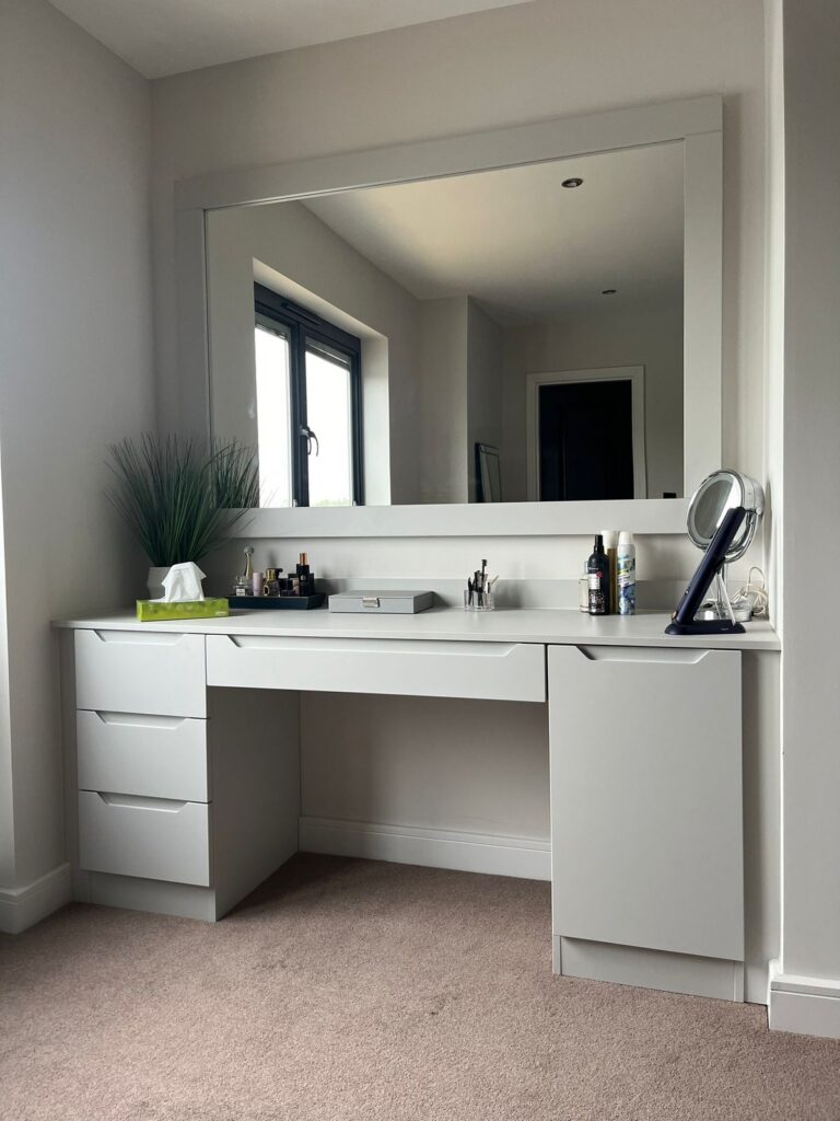 Dressing table with a fitted mirror