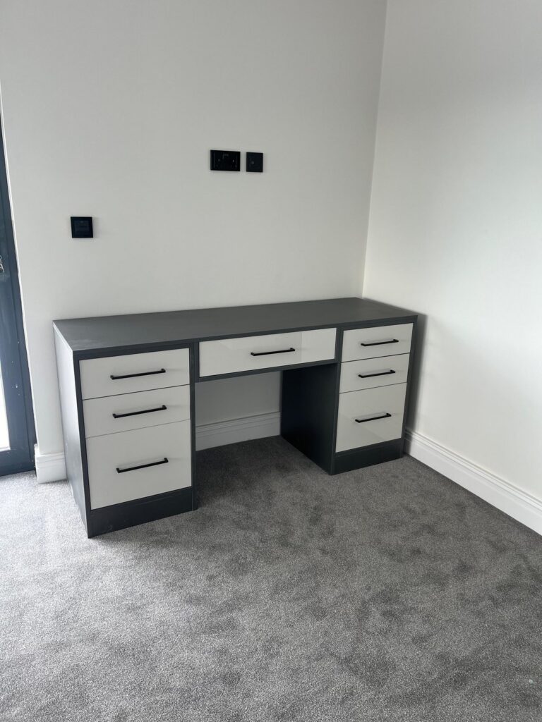 Gloss dressing table with drawers