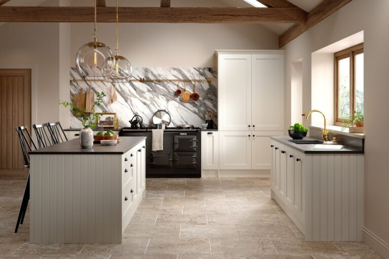 Hadley kitchen in Porcelain