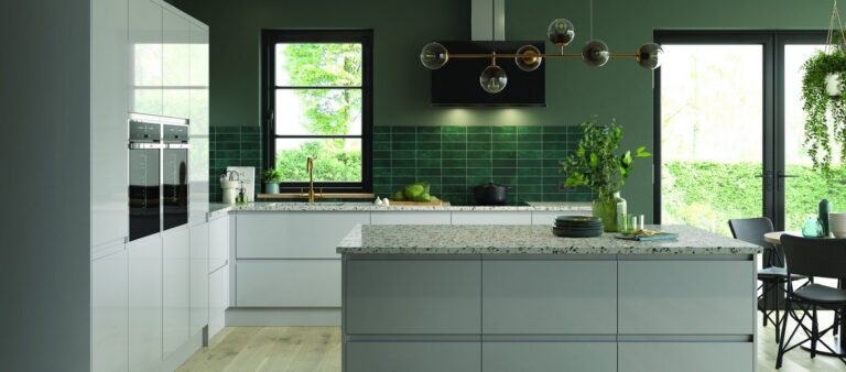 Lacarre kitchen in Gloss Light Grey